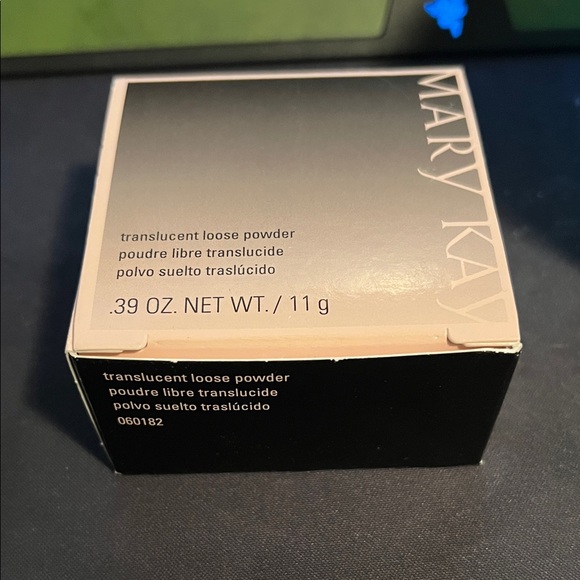 Mary Kay Translucent Loose Powder - Picture 2 of 6